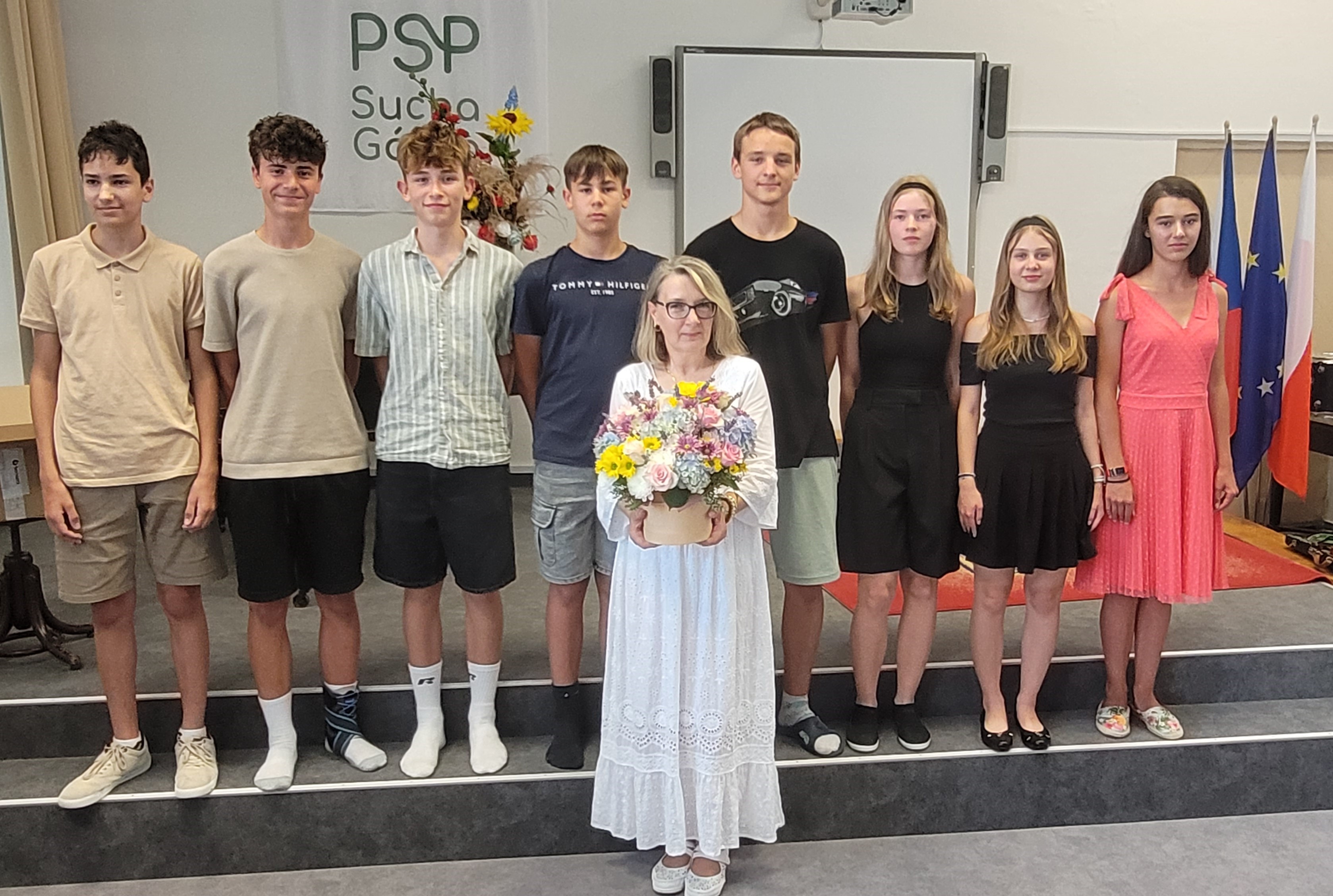 UROCZYSTE POŻEGNANIE DZIEWIĄTOKLASISTÓW 